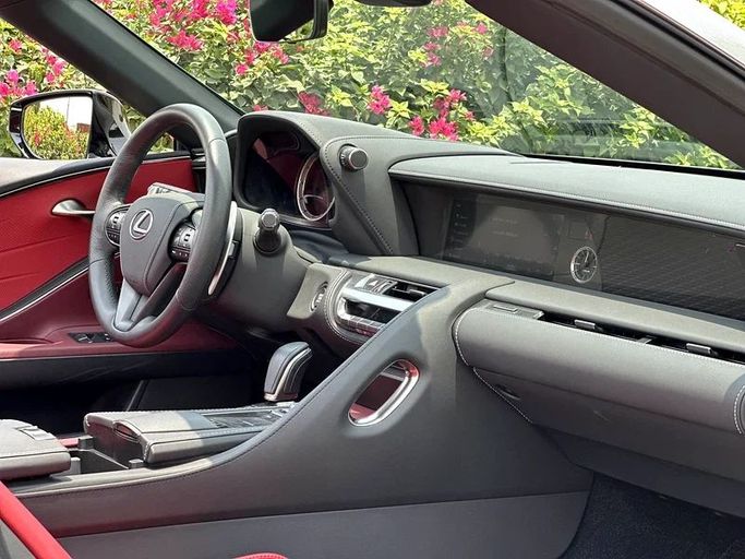 Подержанный Lexus LC 500 I, 5.0 л, 2023 в Дубае от Alta Class Motors Серебристый цвет. GCC | AUTO.AE