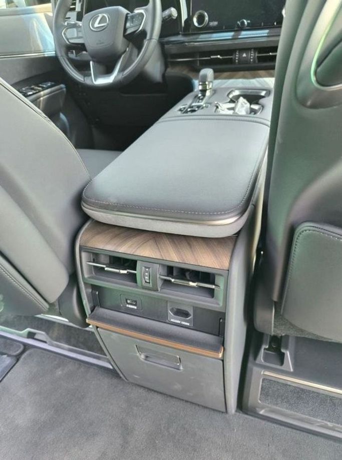 Новый Lexus LM 350h II, 2.5 л, 2024 в Дубае от Mohamed Hakim Motors Черный цвет. Европейская | AUTO.AE