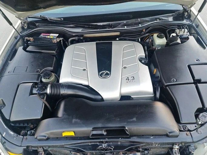 Подержанный Lexus LS 430 III Рестайлинг, 4.3 л, 2003 в Дубае от Irfan Motors Серебристый цвет. Американская | AUTO.AE