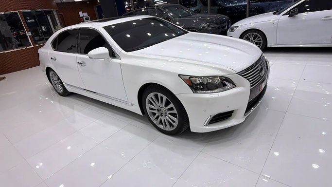 مستعملة Lexus LS 460 L عملية شد الوجه IV 2, 4.6 l, 2017 في في دبي من F1 Motors، اللون أبيض. المواصفات الأمريكية | AUTO.AE