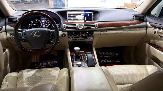 مستعملة Lexus LS 460 L عملية شد الوجه IV 2, 4.6 l, 2017 في في دبي من F1 Motors، اللون أبيض. المواصفات الأمريكية | AUTO.AE