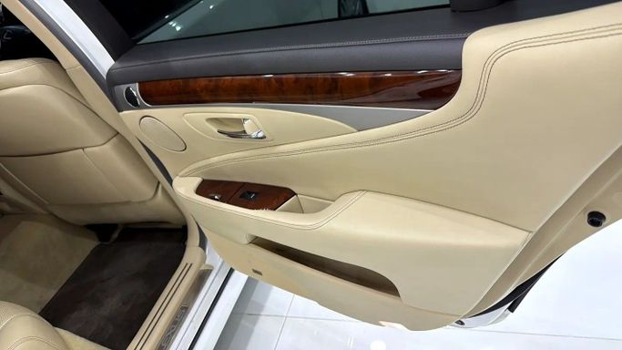 مستعملة Lexus LS 460 L عملية شد الوجه IV 2, 4.6 l, 2017 في في دبي من F1 Motors، اللون أبيض. المواصفات الأمريكية | AUTO.AE