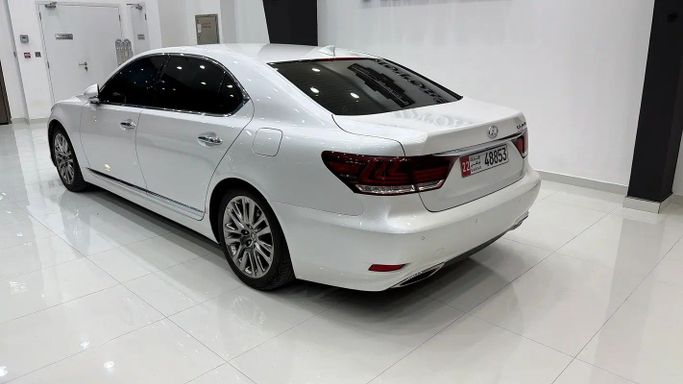 مستعملة Lexus LS 460 L عملية شد الوجه IV 2, 4.6 l, 2017 في في دبي من F1 Motors، اللون أبيض. المواصفات الأمريكية | AUTO.AE