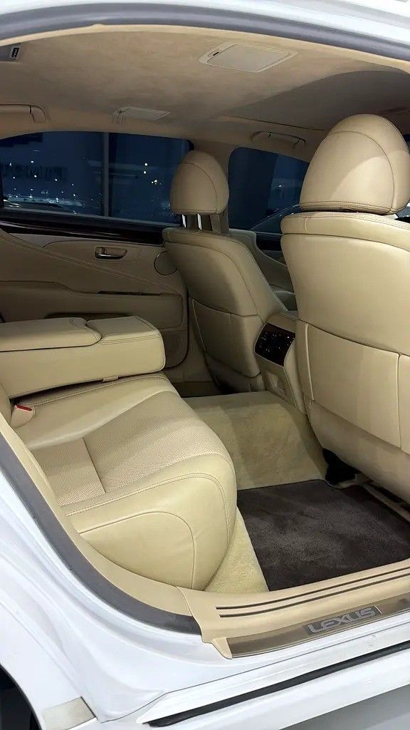 مستعملة Lexus LS 460 L عملية شد الوجه IV 2, 4.6 l, 2017 في في دبي من F1 Motors، اللون أبيض. المواصفات الأمريكية | AUTO.AE