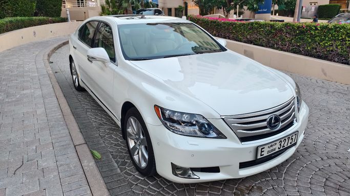 مستعملة Lexus LS 600h L فيس ليفت IV, 5.0 l, 2011 في في دبي، اللون فضي. مواصفات الخليج | AUTO.AE