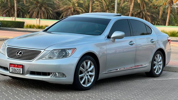 مستعملة Lexus LS 460 رابعاً, 4.6 l, 2008 في في دبي، اللون فضي. المواصفات اليابانية | AUTO.AE | إعلان #272949
