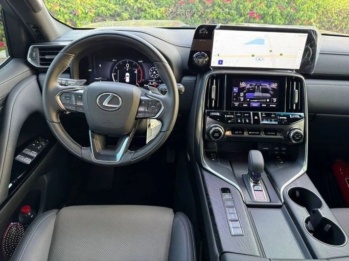 Подержанный Lexus LX 700h IV, 3.4 л, 2025 в Дубае от Royal Motors Черный цвет. GCC | AUTO.AE