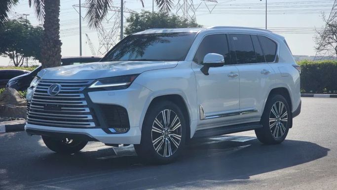Подержанный Lexus LX 600 IV, 3.4 л, 2024 в Дубае от Alwan Global Cars Белый цвет. GCC | AUTO.AE