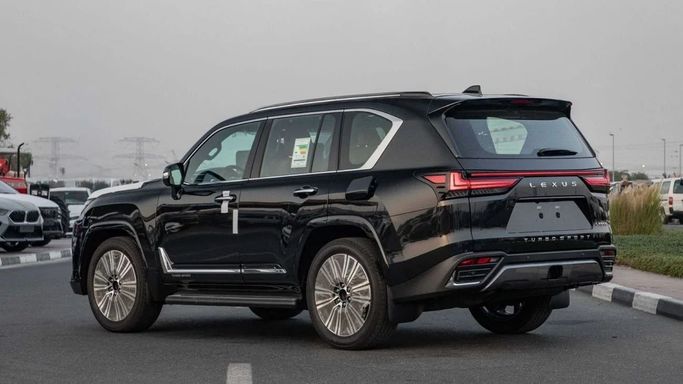 Новый Lexus LX 600 IV, 3.4 л, 2025 в Дубае от Dresden Motors Черный цвет. GCC | AUTO.AE