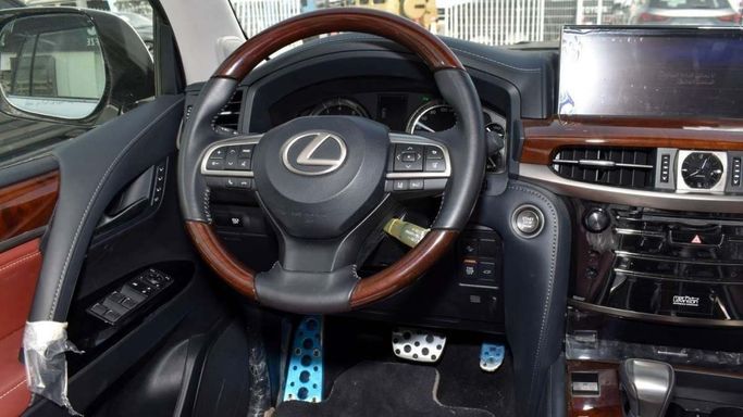 Used Lexus LX 570 III Facelift 2, 5.7 l, 2019 in Dubai by F7 Motors, White color. GCC Specs | AUTO.AE