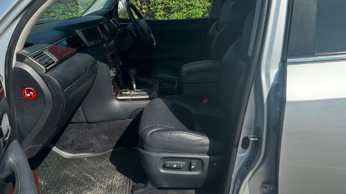 Used Lexus LX 570 III Facelift, 5.7 l, 2014 in Dubai by Alhamd Motors, Silver color. Other | AUTO.AE