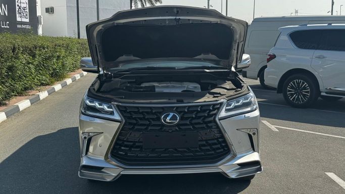 Used Lexus LX 570 III Facelift, 5.7 l, 2014 in Dubai by Alhamd Motors, Silver color. Other | AUTO.AE