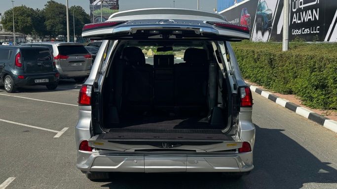 Used Lexus LX 570 III Facelift, 5.7 l, 2014 in Dubai by Alhamd Motors, Silver color. Other | AUTO.AE