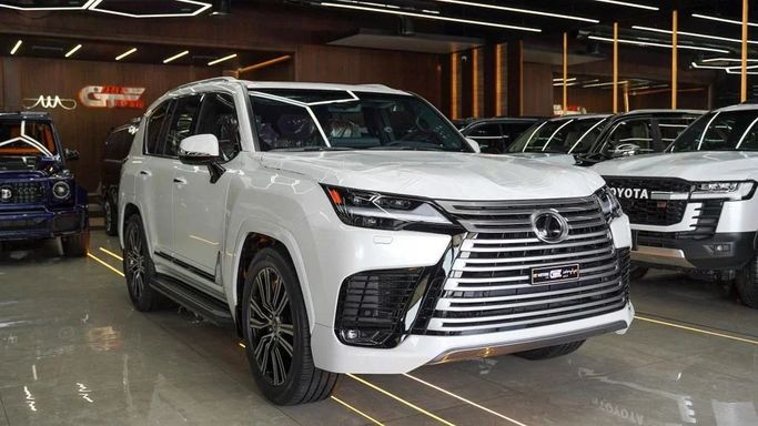 Новый Lexus LX 600 IV, 3.4 л, 2025 в Дубае от Najem Motors Белый цвет. GCC | AUTO.AE