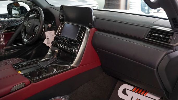 Новый Lexus LX 600 IV, 3.4 л, 2025 в Дубае от Najem Motors Белый цвет. GCC | AUTO.AE