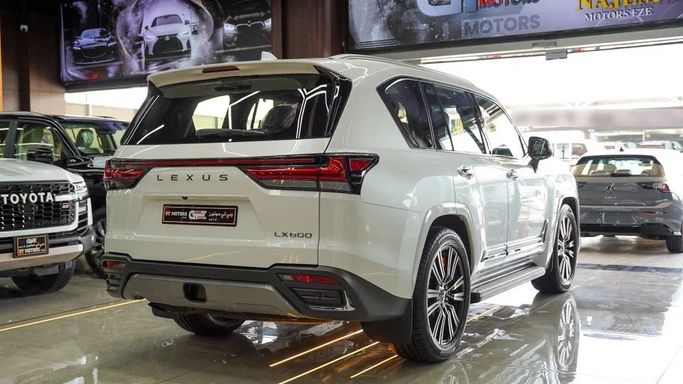 Новый Lexus LX 600 IV, 3.4 л, 2025 в Дубае от Najem Motors Белый цвет. GCC | AUTO.AE