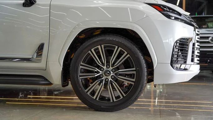 Новый Lexus LX 600 IV, 3.4 л, 2025 в Дубае от Najem Motors Белый цвет. GCC | AUTO.AE