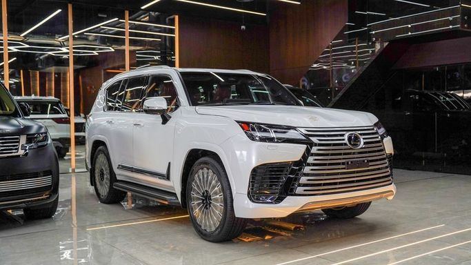 Новый Lexus LX 700h IV, 3.4 л, 2025 в Дубае от Najem Motors Белый цвет. GCC | AUTO.AE