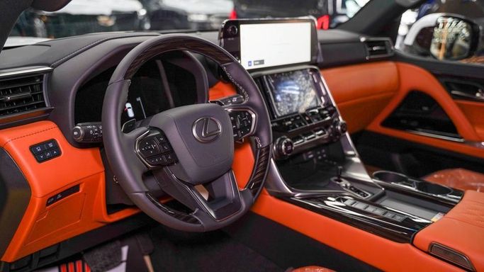 Новый Lexus LX 700h IV, 3.4 л, 2025 в Дубае от Najem Motors Белый цвет. GCC | AUTO.AE