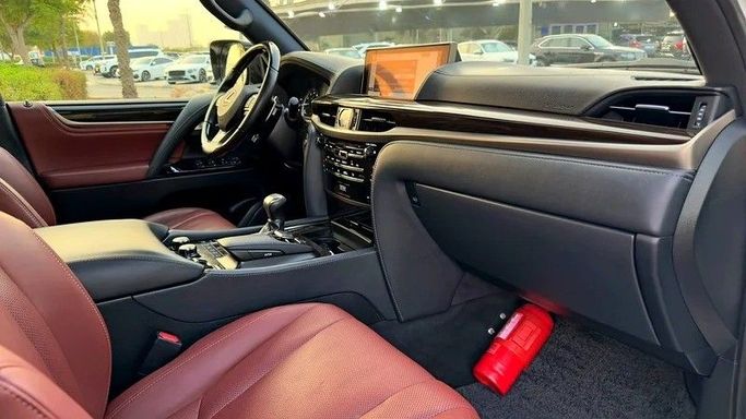 Подержанный Lexus LX 570 III Рестайлинг 2, 5.7 л, 2019 в Дубае от Q Motors Белый цвет. GCC | AUTO.AE