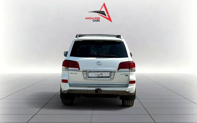 Подержанный Lexus LX 570 III Рестайлинг, 5.7 л, 2015 в Дубае от Andaleeb Cars Белый цвет. GCC | AUTO.AE