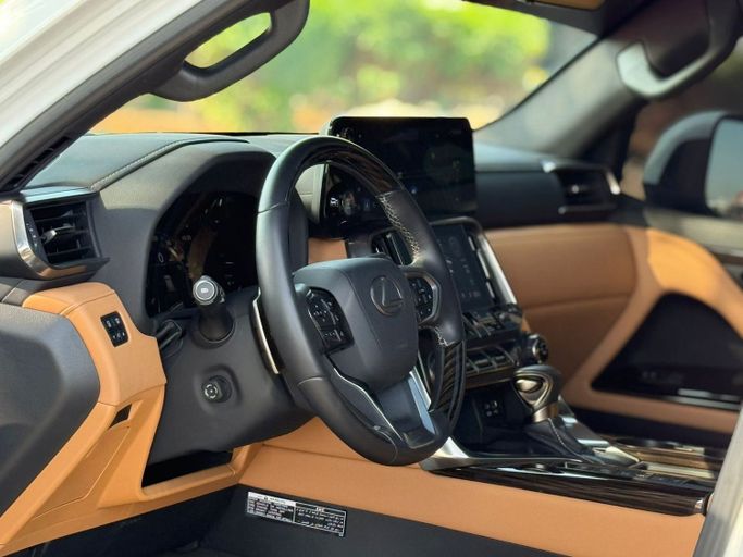 Подержанный Lexus LX 600 IV, 3.4 л, 2024 в Дубае от Ideal Cars LLC Белый цвет. GCC | AUTO.AE