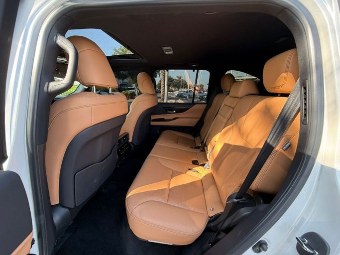 Подержанный Lexus LX 600 IV, 3.4 л, 2024 в Дубае от Ideal Cars LLC Белый цвет. GCC | AUTO.AE