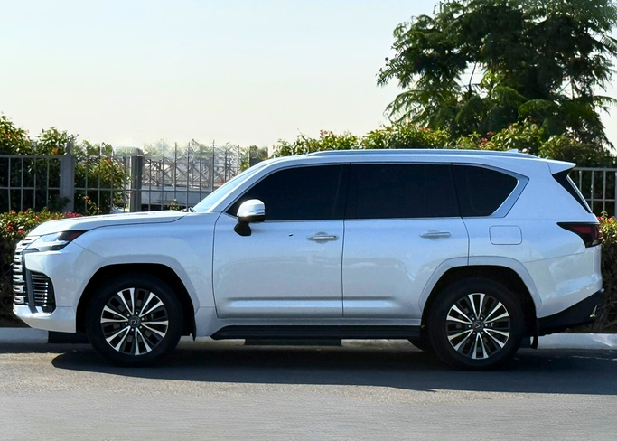 Подержанный Lexus LX 600 IV, 3.4 л, 2024 в Дубае от Ideal Cars LLC Белый цвет. GCC | AUTO.AE