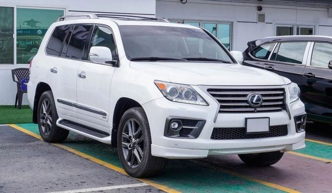 Подержанный Lexus LX 570 III Рестайлинг, 5.7 л, 2015 в Дубае от Atlantis Motors FZE Белый цвет. GCC | AUTO.AE