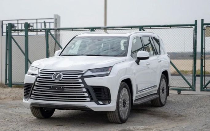 جديدة Lexus LX 700h رابعاً, 3.4 l, 2026 في في دبي من Global Motors، اللون أبيض. مواصفات الخليج | AUTO.AE