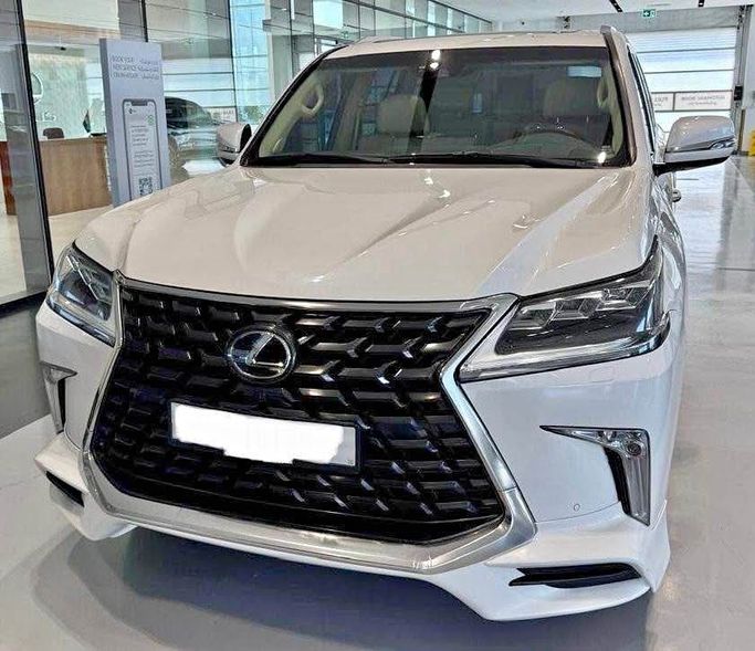 مستعملة Lexus LX 570 ثالثاً فيس ليفت 2, 5.7 l, 2018 في في دبي من LiveCars، اللون أبيض. مواصفات الخليج | AUTO.AE