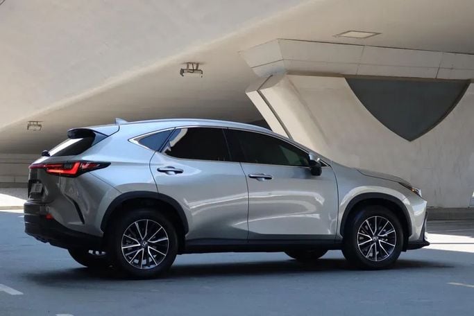 Lexus NX 250 II, 2024 внедорожник 5 дв.  класса в Дубае от Alligator Car Rental серебристый цвет | AUTO.AE