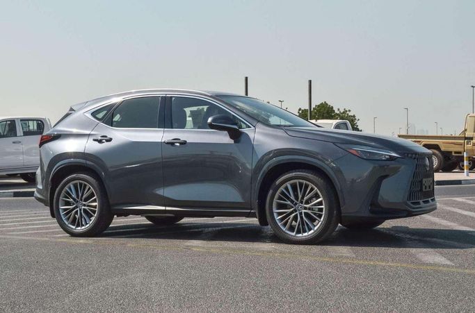 جديدة Lexus NX 350h ثانياً, 2.5 l, 2025 في في دبي من White motors FZE، اللون رمادي. مواصفات الخليج | AUTO.AE