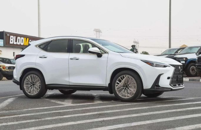 جديدة Lexus NX 350h ثانياً, 2.5 l, 2025 في في دبي من White motors FZE، اللون أبيض. مواصفات الخليج | AUTO.AE