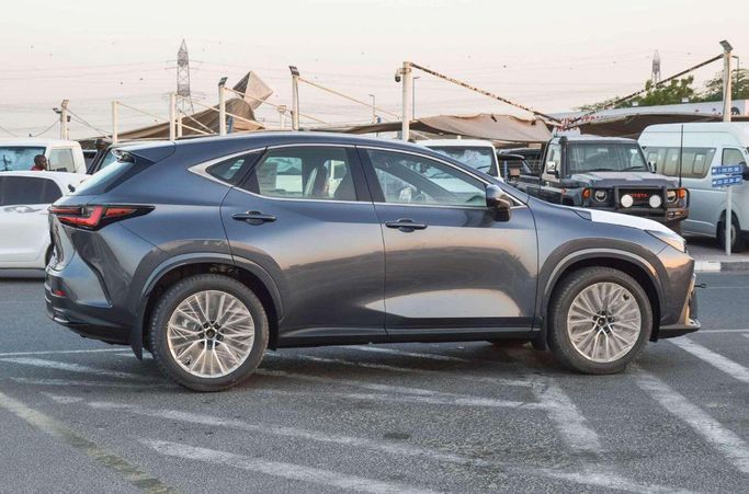 جديدة Lexus NX 350 ثانياً, 2.4 l, 2025 في في دبي من White motors FZE، اللون رمادي. مواصفات الخليج | AUTO.AE