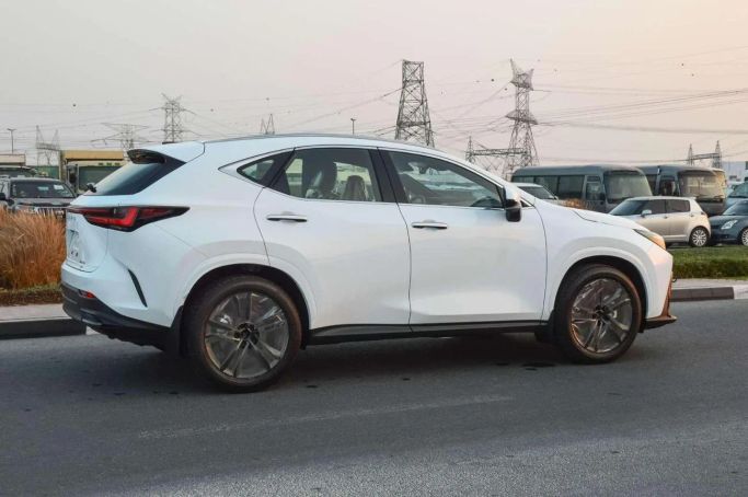 جديدة Lexus NX 350 ثانياً, 2.4 l, 2025 في في دبي من White motors FZE، اللون أبيض. مواصفات الخليج | AUTO.AE