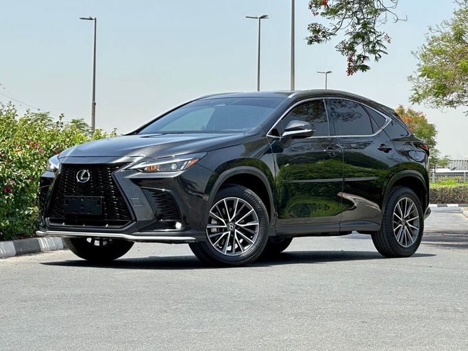 مستعملة Lexus NX 350h ثانياً, 2.5 l, 2022 في في دبي من Aryana Motors Fzco، اللون أسود. المواصفات الأمريكية | AUTO.AE