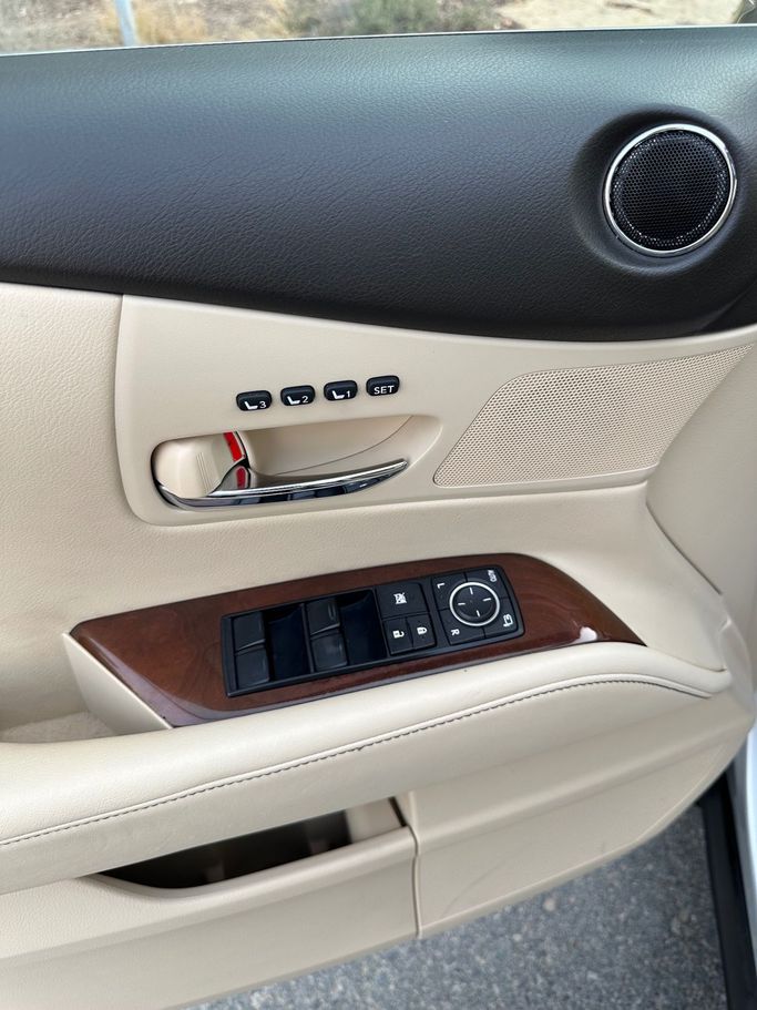 Подержанный Lexus RX 350 III Рестайлинг, 3.5 л, 2015 в Дубае от Alzahiah Cars Серебристый цвет. GCC | AUTO.AE
