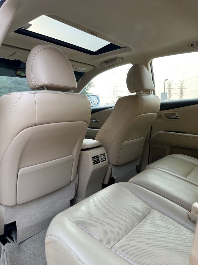 Подержанный Lexus RX 350 III Рестайлинг, 3.5 л, 2015 в Дубае от Alzahiah Cars Серебристый цвет. GCC | AUTO.AE
