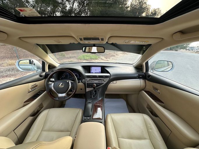 Подержанный Lexus RX 350 III Рестайлинг, 3.5 л, 2015 в Дубае от Alzahiah Cars Серебристый цвет. GCC | AUTO.AE