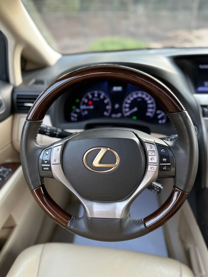 Подержанный Lexus RX 350 III Рестайлинг, 3.5 л, 2015 в Дубае от Alzahiah Cars Серебристый цвет. GCC | AUTO.AE