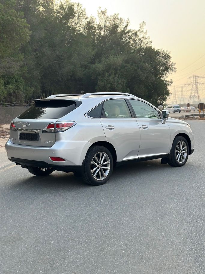 Подержанный Lexus RX 350 III Рестайлинг, 3.5 л, 2015 в Дубае от Alzahiah Cars Серебристый цвет. GCC | AUTO.AE
