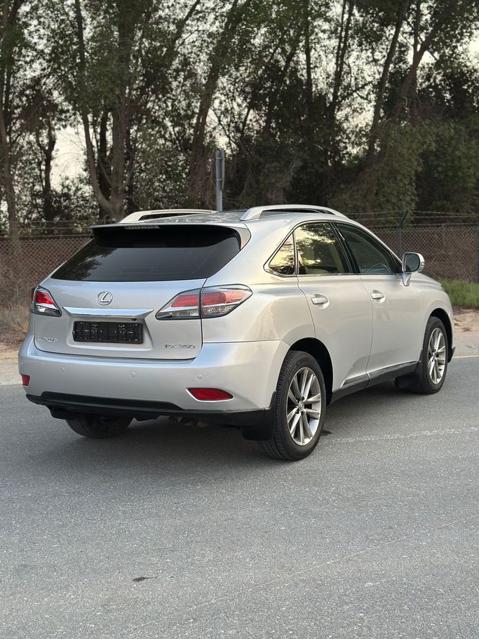 Подержанный Lexus RX 350 III Рестайлинг, 3.5 л, 2015 в Дубае от Alzahiah Cars Серебристый цвет. GCC | AUTO.AE