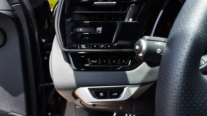 Подержанный Lexus RX 500h V, 2.4 л, 2023 в Дубае от Alwan Global Cars Черный цвет. GCC | AUTO.AE