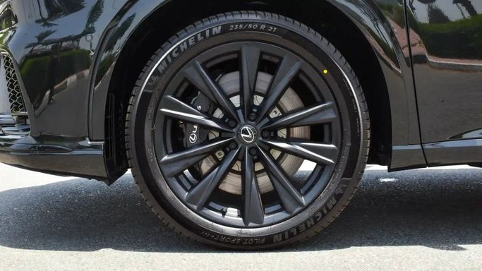 Подержанный Lexus RX 500h V, 2.4 л, 2023 в Дубае от Alwan Global Cars Черный цвет. GCC | AUTO.AE