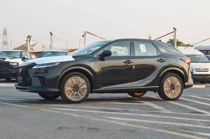 جديدة Lexus RX 500h V, 2.4 l, 2025 في في دبي من White motors FZE، اللون أسود. مواصفات الخليج | AUTO.AE