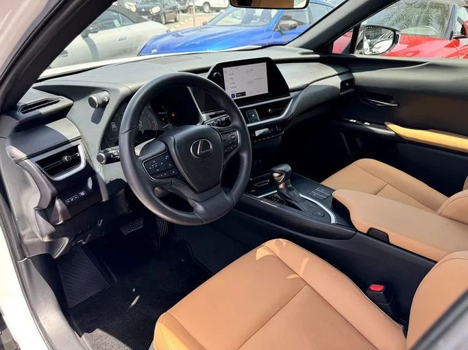 Подержанный Lexus UX 200 I, 2.0 л, 2023 в Дубае от Nice Cars Motos Белый цвет. GCC | AUTO.AE