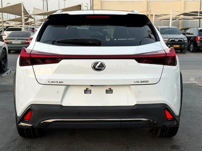 Подержанный Lexus UX 200 I, 2.0 л, 2021 в Дубае от Al Qemah Used Cars Белый цвет. GCC | AUTO.AE