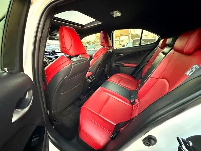 Подержанный Lexus UX 200 I, 2.0 л, 2021 в Дубае от Al Qemah Used Cars Белый цвет. GCC | AUTO.AE