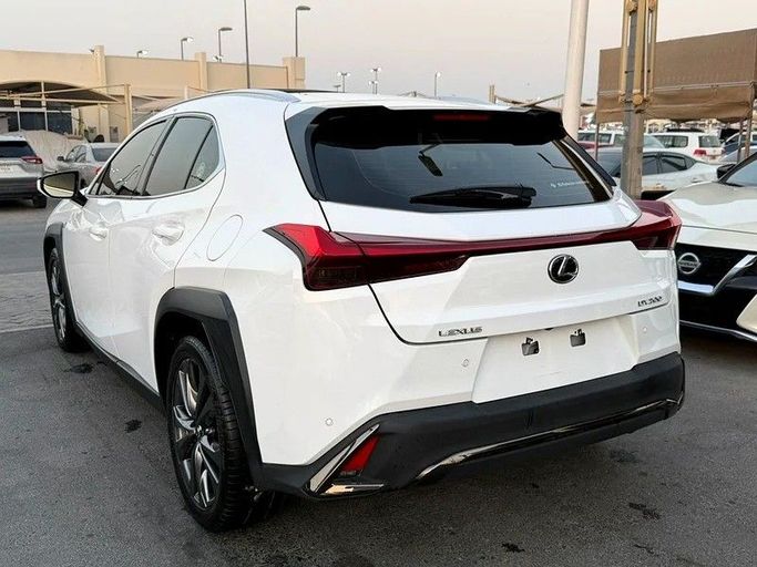 Подержанный Lexus UX 200 I, 2.0 л, 2021 в Дубае от Al Qemah Used Cars Белый цвет. GCC | AUTO.AE